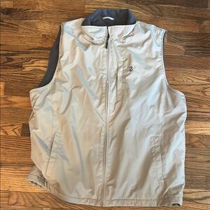Izod Cream and Gray Sleeveless Vest Sporty Outdoor Essential